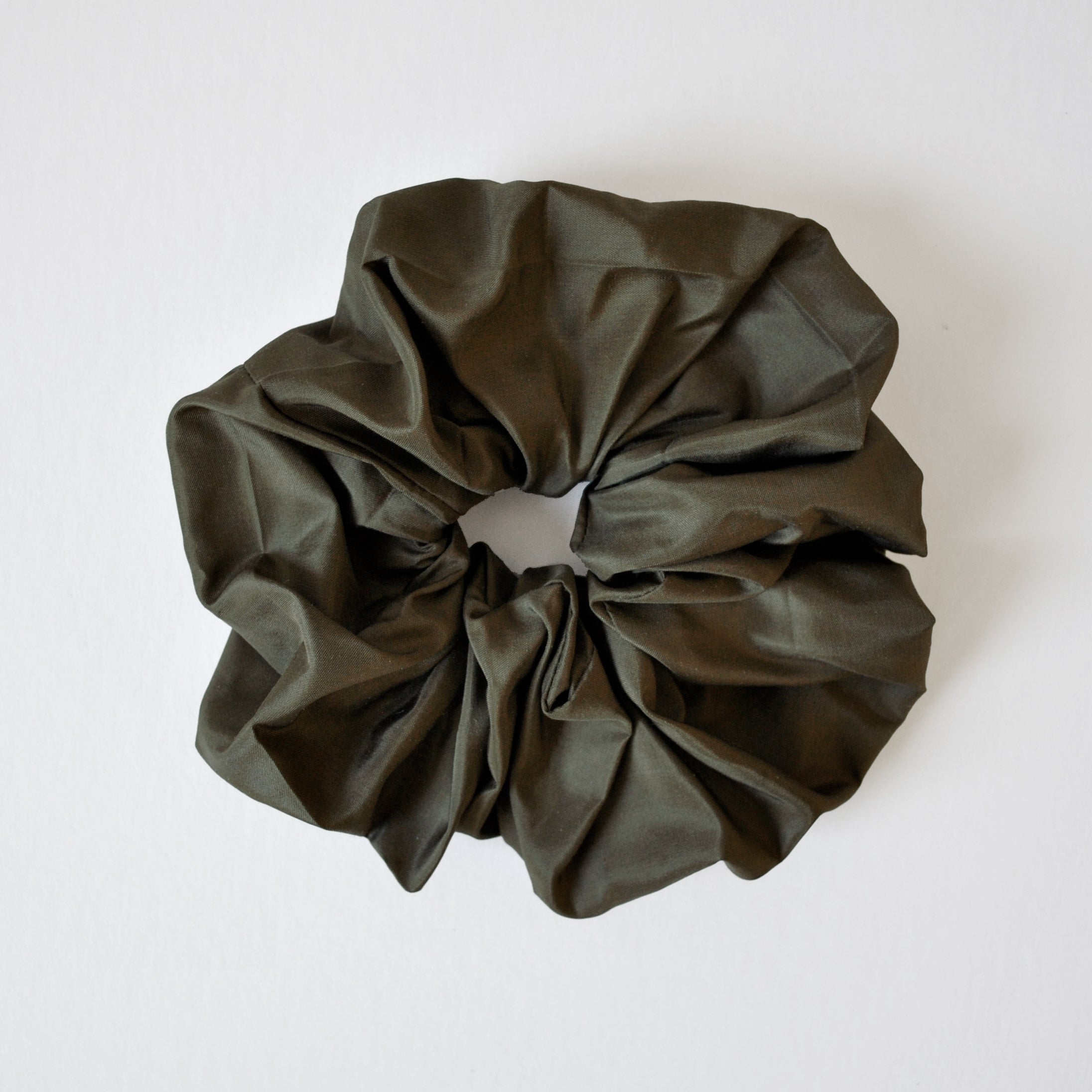 scrunchie 012 – olive green silk